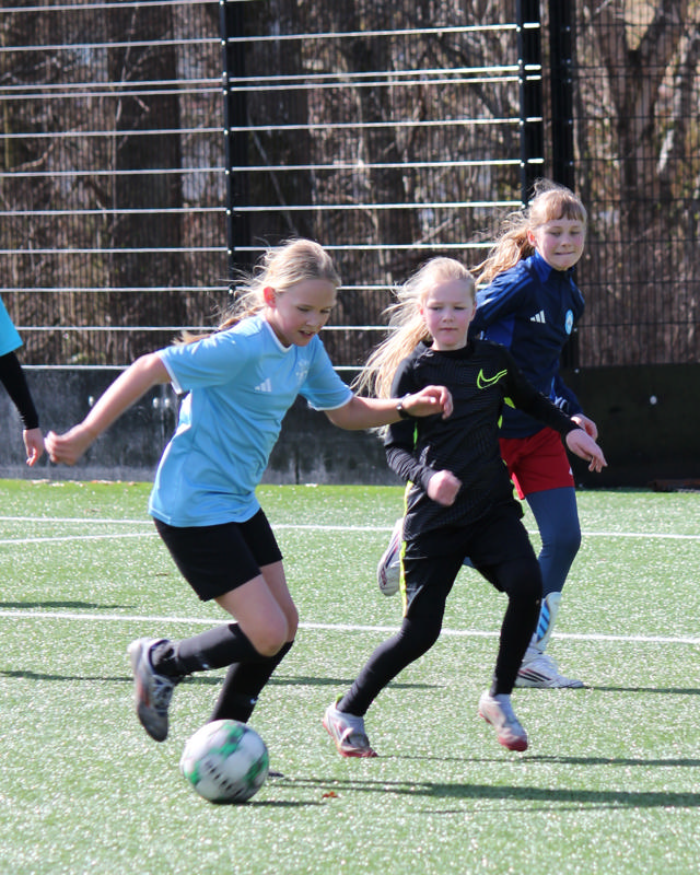 To piger, der spiller fodbold