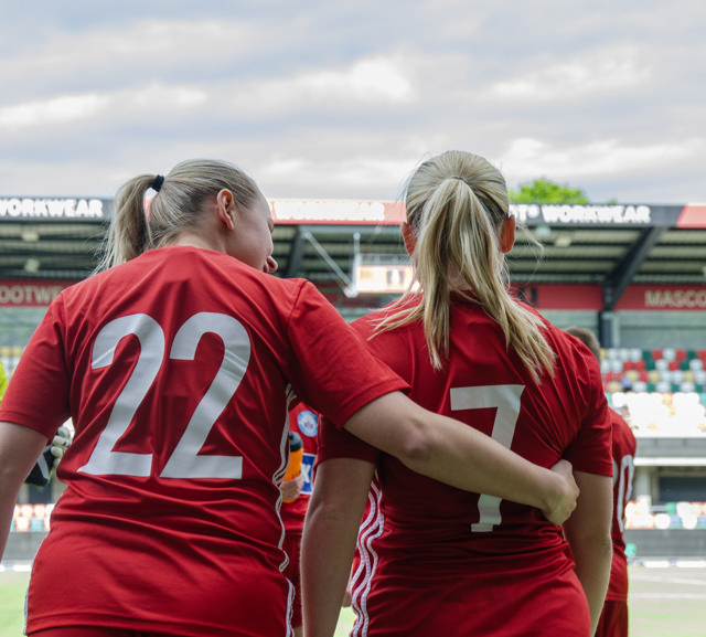 SIF Q kvinder med armen om hinanden