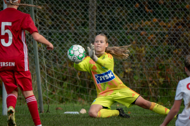 SIF Q keeper i gult tøj med JYSK-logo på maven