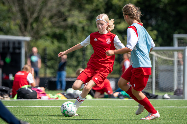 Unge piger fra talentcenter hold