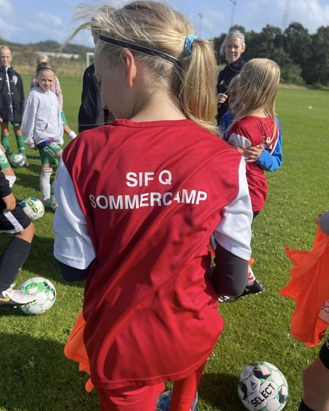 Piger der spiller fodbold på SIF Qs sommercamp