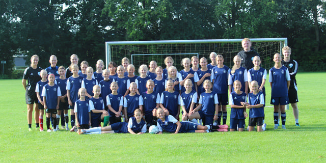 Holdbilleder af piger på SIF Q Sommercamp