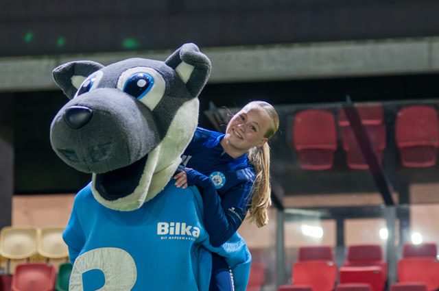 SIF Q pige sammen med Bilkas ulv Billie