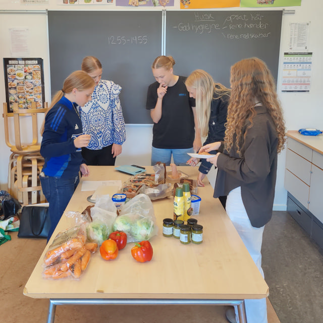 SIF Q piger, der er i gang med at lave mad.