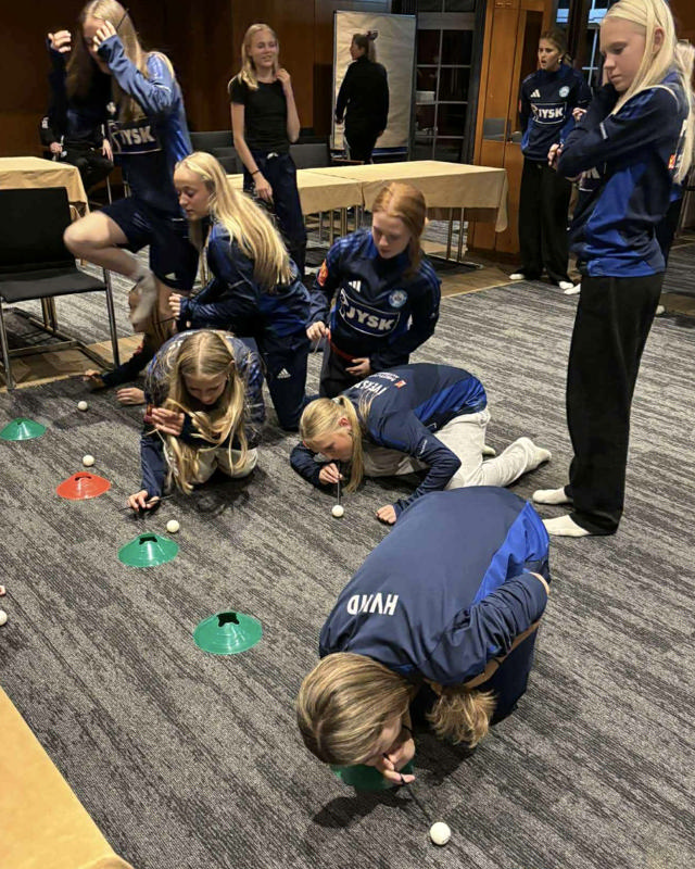 SIF Q piger, der puster til bordtennisbolde med et sugerør