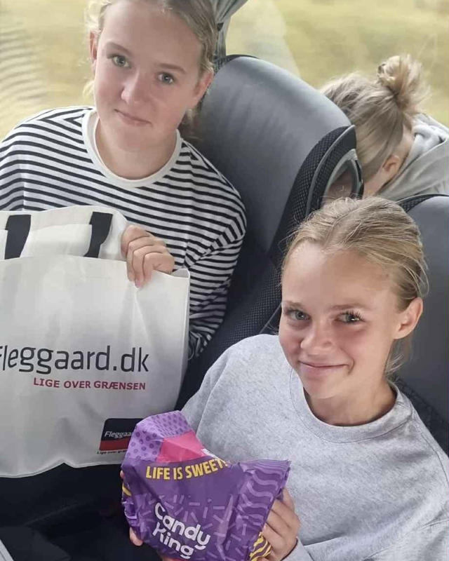 To piger der har købt slik