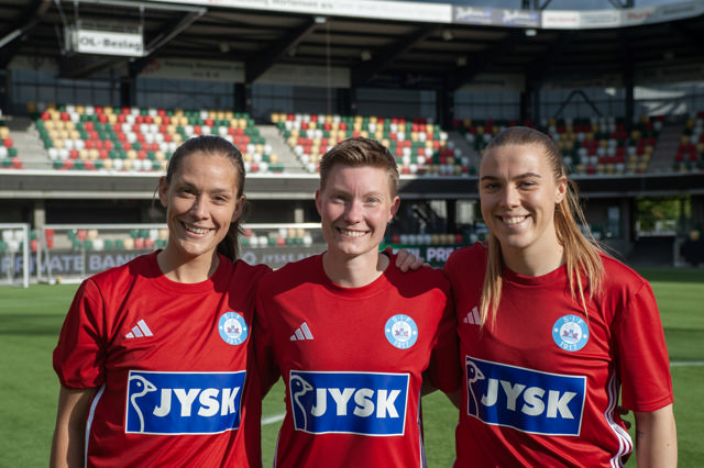 Tre SIF Q kvinder på Jysk Park med JYSK logo på trøjen