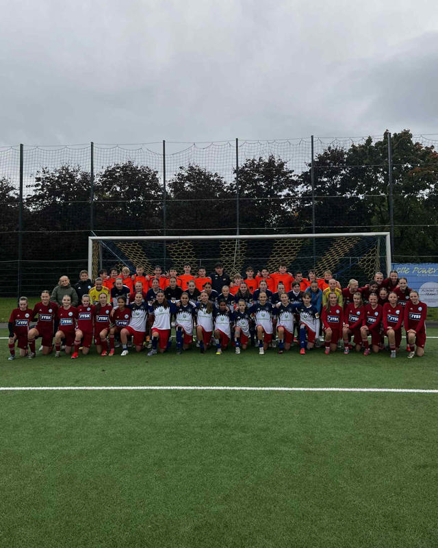 Holdbillede af 2 tyske fodboldhold både drenge og piger sammen med SIF Q