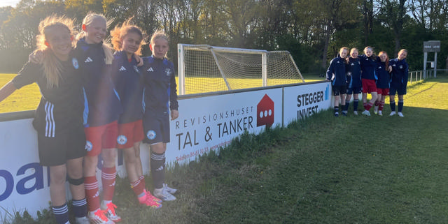 SIF Q piger foran bandereklame